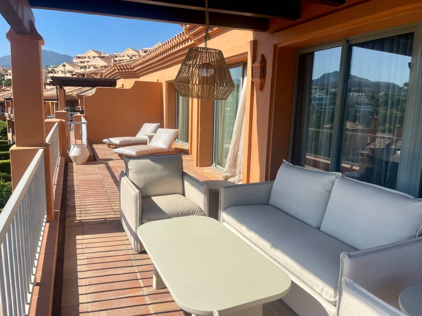 3 quarto Penthouse para arrendar em Estepona com piscina garagem - 4 200 € (Ref: 9097833)
