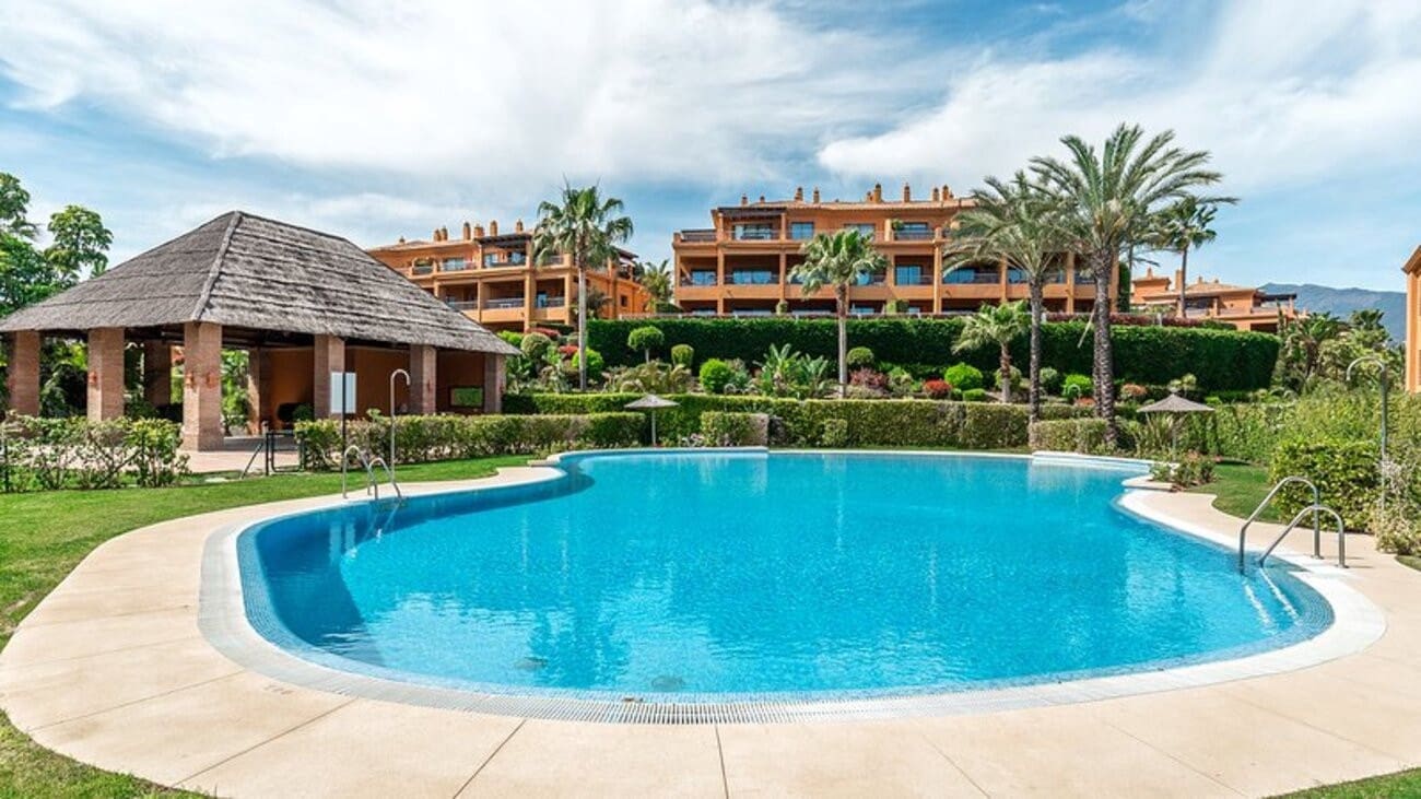 3 bedroom Penthouse for rent in Estepona with pool garage - € 4,200 (Ref: 9097833)