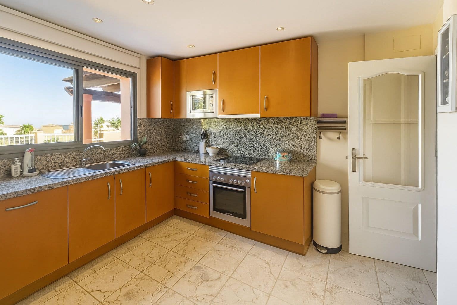 3 bedroom Penthouse for rent in Estepona with pool garage - € 4,200 (Ref: 9097833)