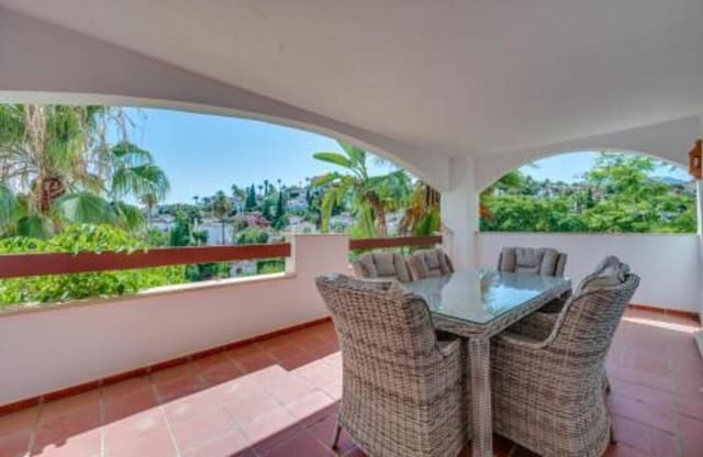 Appartement de 2 chambres à louer à Los Naranjos, Marbella avec piscine garage - 2 100 € (Ref: 9104246)