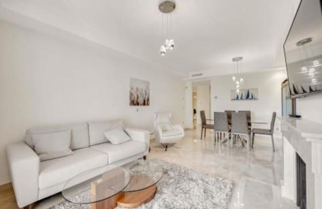 2 soveværelse Lejlighed til leje i Los Naranjos, Marbella med swimmingpool garage - € 2.100 (Ref: 9104246)
