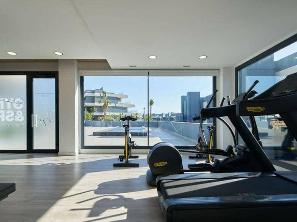 3 soveværelse Penthouse til leje i Estepona med swimmingpool garage - € 3.300 (Ref: 9111817)