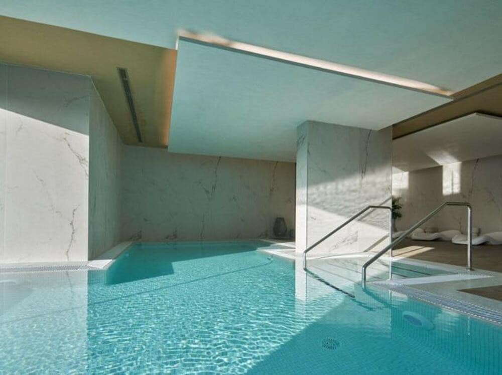 3 soveværelse Penthouse til leje i Estepona med swimmingpool garage - € 3.300 (Ref: 9111817)