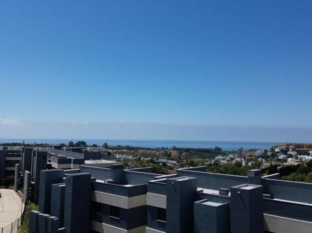 3 soveværelse Penthouse til leje i Estepona med swimmingpool garage - € 3.300 (Ref: 9111817)