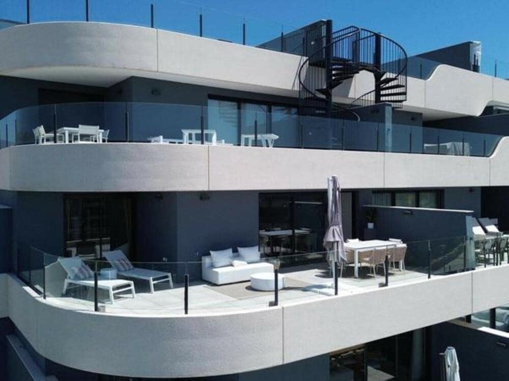 3 soveværelse Penthouse til leje i Estepona med swimmingpool garage - € 3.300 (Ref: 9111817)
