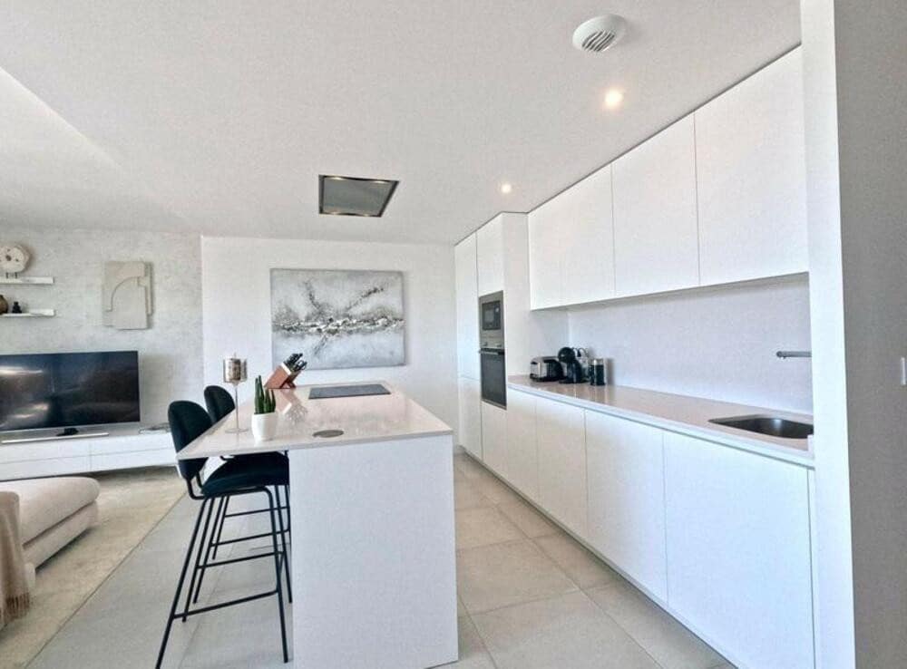 3 soveværelse Penthouse til leje i Estepona med swimmingpool garage - € 3.300 (Ref: 9111817)