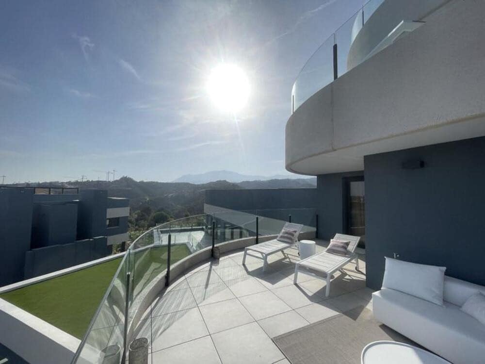 3 soveværelse Penthouse til leje i Estepona med swimmingpool garage - € 3.300 (Ref: 9111817)