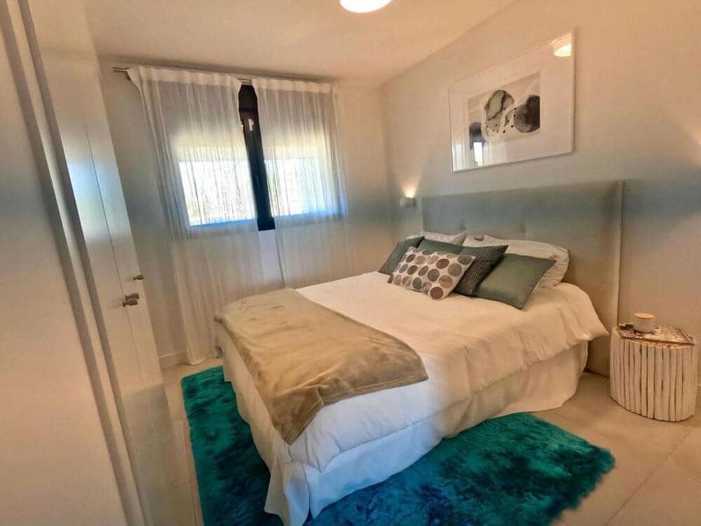 3 soveværelse Penthouse til leje i Estepona med swimmingpool garage - € 3.300 (Ref: 9111817)