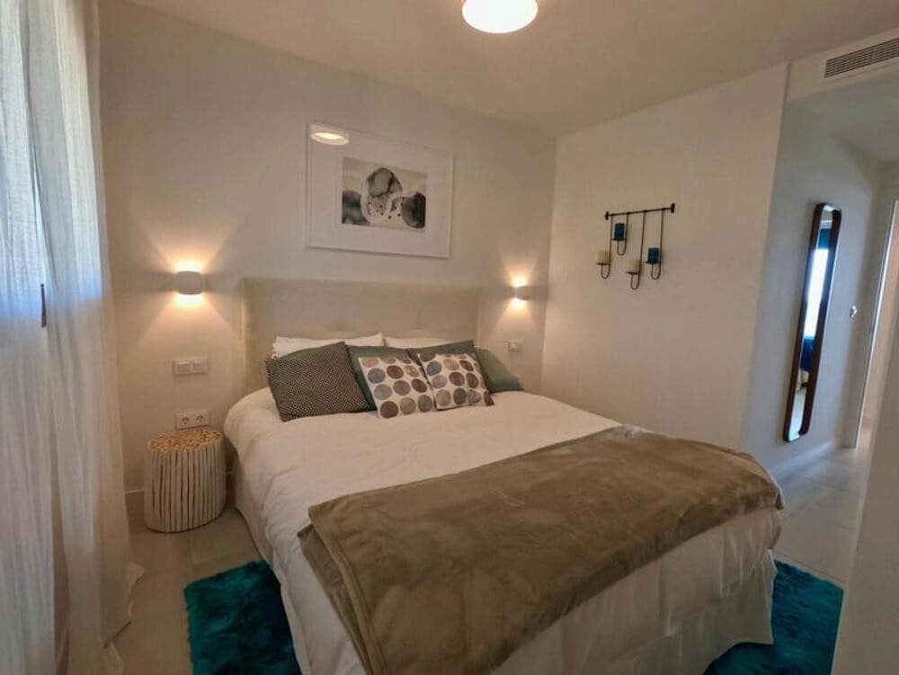 3 soveværelse Penthouse til leje i Estepona med swimmingpool garage - € 3.300 (Ref: 9111817)