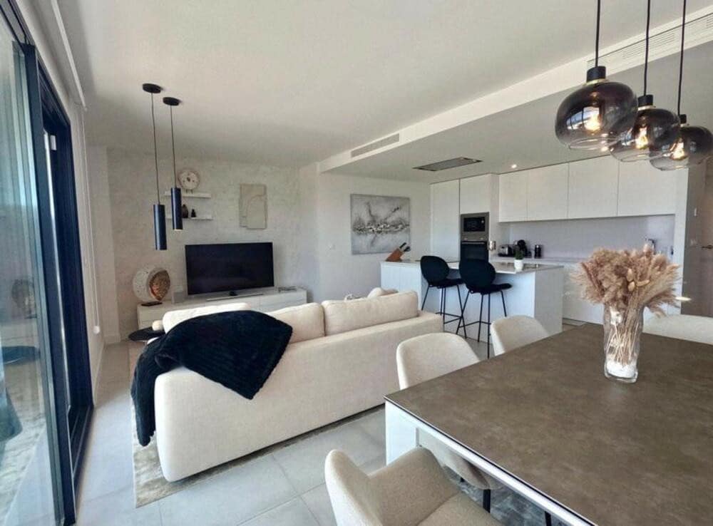 3 soveværelse Penthouse til leje i Estepona med swimmingpool garage - € 3.300 (Ref: 9111817)