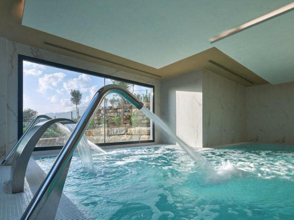 3 soveværelse Penthouse til leje i Estepona med swimmingpool garage - € 3.300 (Ref: 9111817)