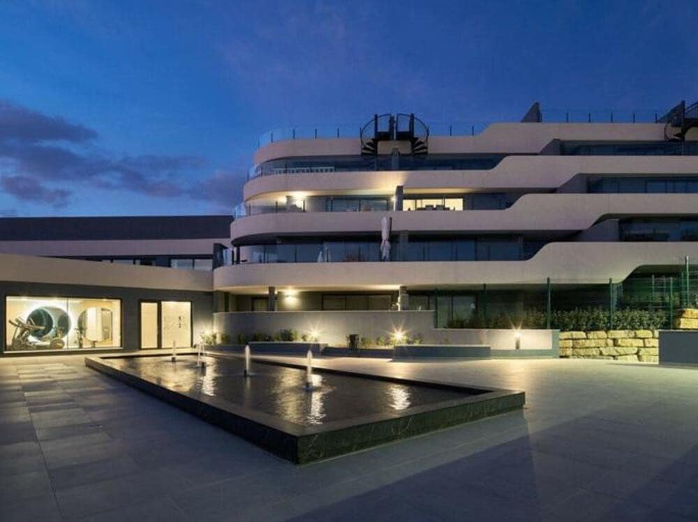 3 soveværelse Penthouse til leje i Estepona med swimmingpool garage - € 3.300 (Ref: 9111817)