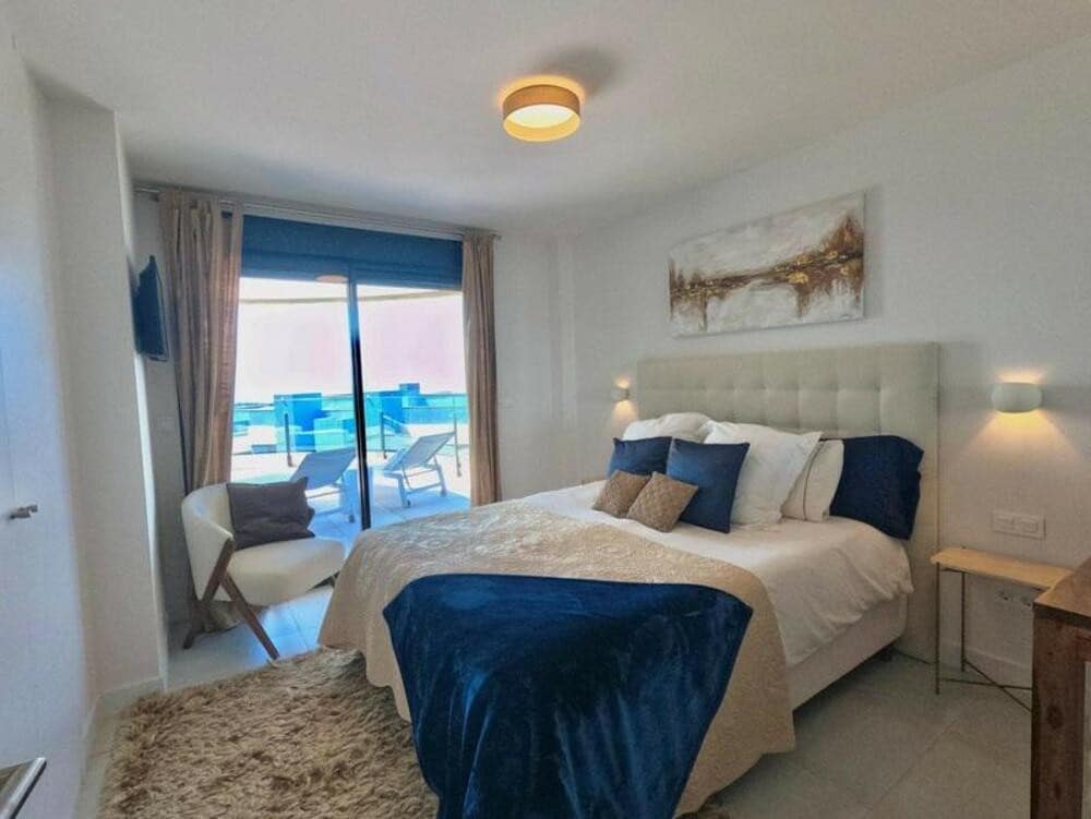 3 soveværelse Penthouse til leje i Estepona med swimmingpool garage - € 3.300 (Ref: 9111817)