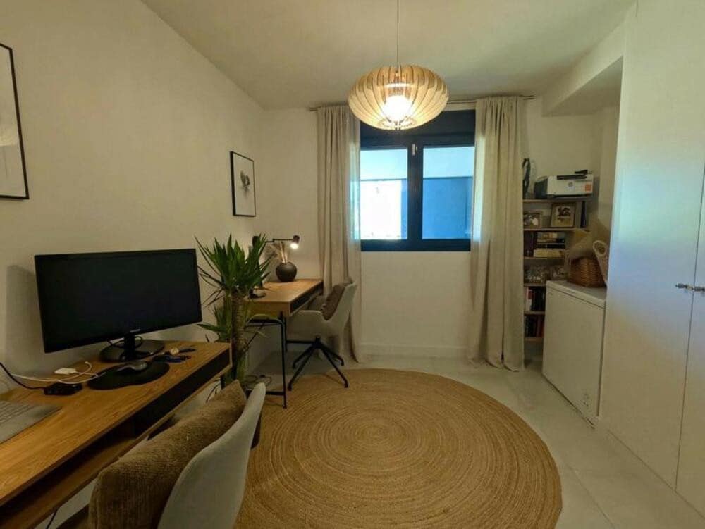 3 soveværelse Penthouse til leje i Estepona med swimmingpool garage - € 3.300 (Ref: 9111817)