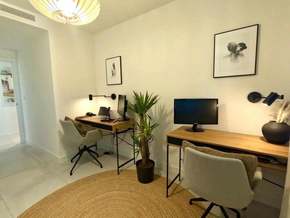 3 soveværelse Penthouse til leje i Estepona med swimmingpool garage - € 3.300 (Ref: 9111817)