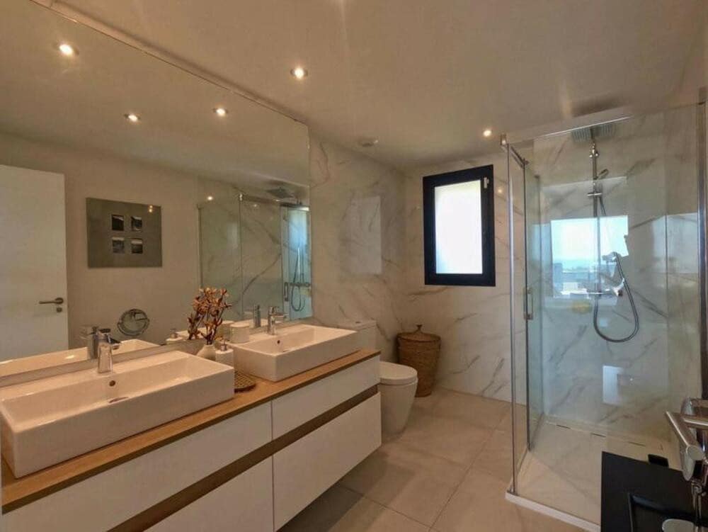 3 soveværelse Penthouse til leje i Estepona med swimmingpool garage - € 3.300 (Ref: 9111817)