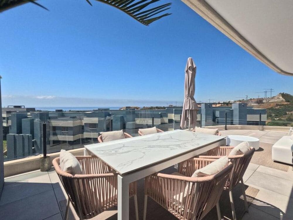 3 soveværelse Penthouse til leje i Estepona med swimmingpool garage - € 3.300 (Ref: 9111817)