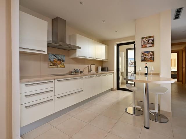 3 makuuhuone Huoneisto myytävänä paikassa Alto de los Monteros, Marbella mukana uima-altaan 
autotalli - 650 000 € (Ref: 9113770)