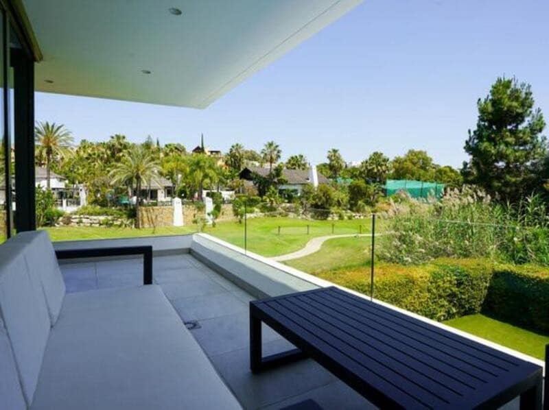 5 soveværelse Villa til leje i El Paraiso med swimmingpool garage - € 9.250 (Ref: 9113774)