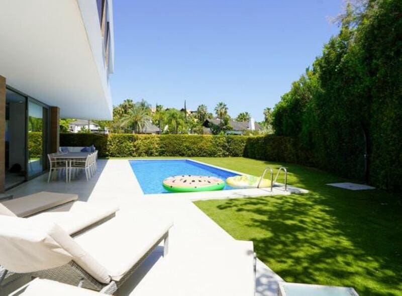 5 soveværelse Villa til leje i El Paraiso med swimmingpool garage - € 9.250 (Ref: 9113774)