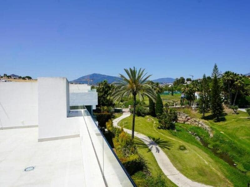 5 soveværelse Villa til leje i El Paraiso med swimmingpool garage - € 9.250 (Ref: 9113774)