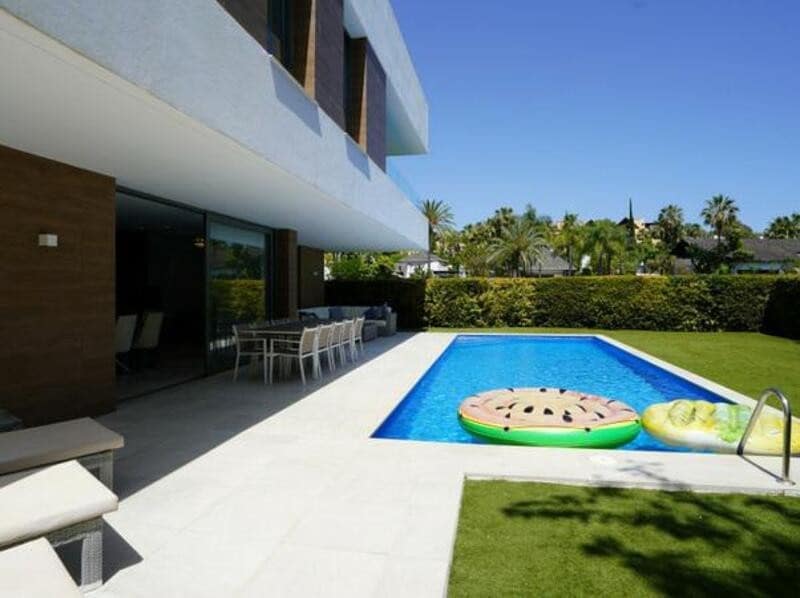 5 soveværelse Villa til leje i El Paraiso med swimmingpool garage - € 9.250 (Ref: 9113774)