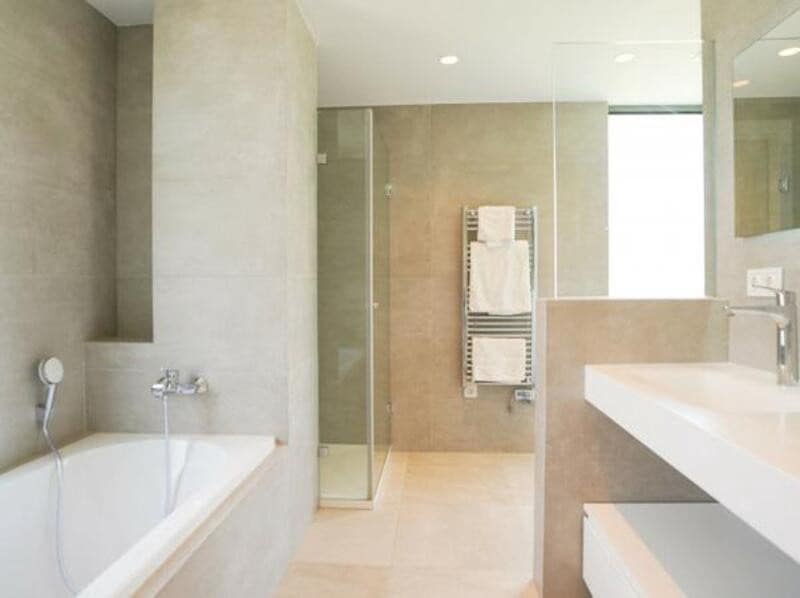 5 soveværelse Villa til leje i El Paraiso med swimmingpool garage - € 9.250 (Ref: 9113774)