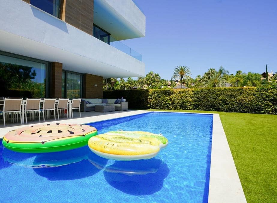 5 soveværelse Villa til leje i El Paraiso med swimmingpool garage - € 9.250 (Ref: 9113774)