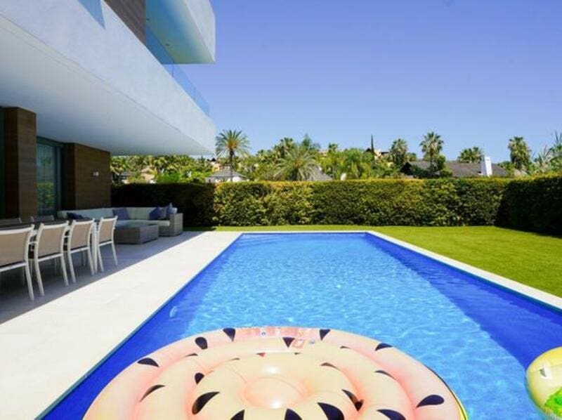 5 soveværelse Villa til leje i El Paraiso med swimmingpool garage - € 9.250 (Ref: 9113774)