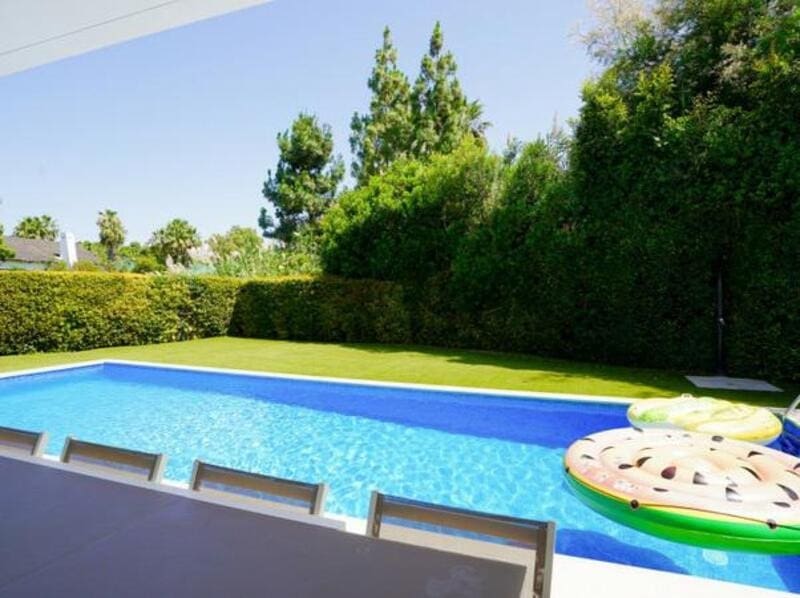 5 sypialnia Willa do wynajęcia w El Paraiso z basenem garażem - 9 250 € (Ref: 9113774)