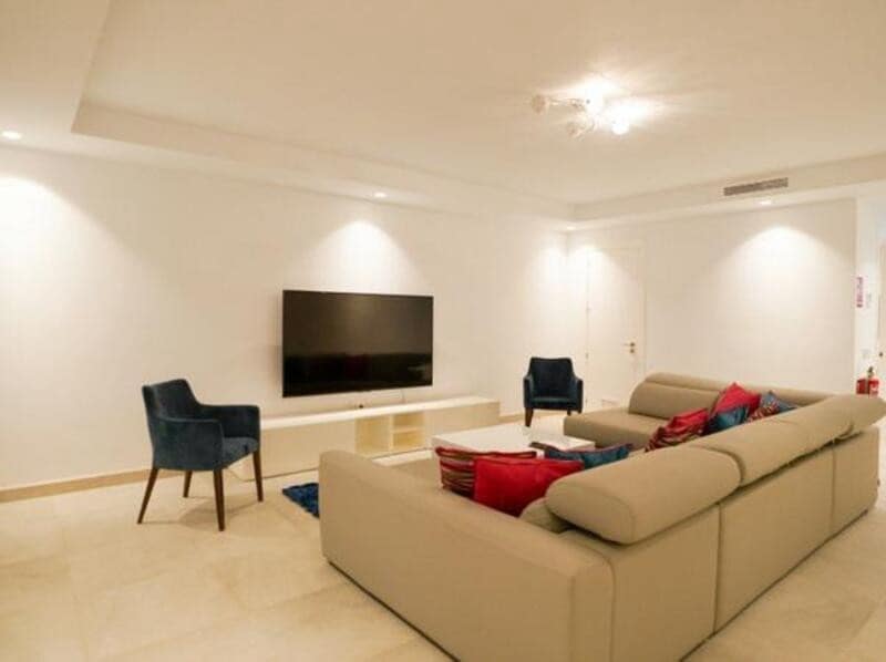 5 sypialnia Willa do wynajęcia w El Paraiso z basenem garażem - 9 250 € (Ref: 9113774)