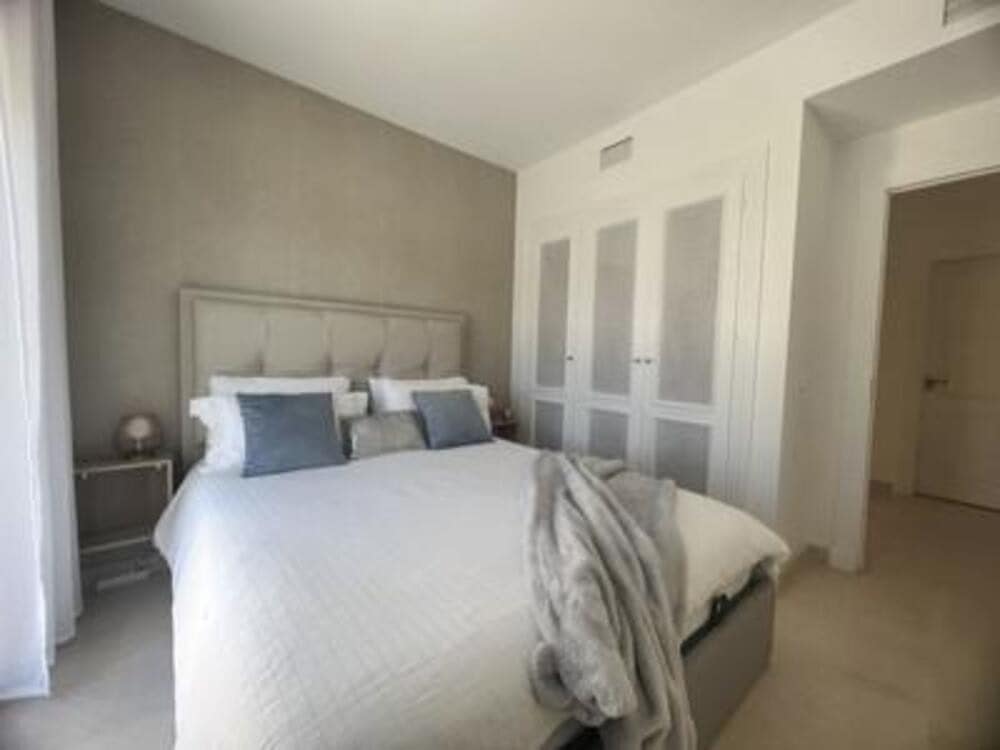 2 slaapkamer Penthouse te huur in La Quinta met zwembad garage - € 3.000 (Ref: 9126483)