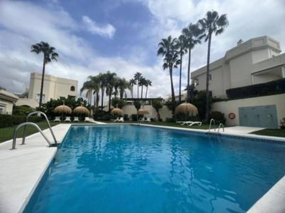 2 slaapkamer Penthouse te huur in La Quinta met zwembad garage - € 3.000 (Ref: 9126483)