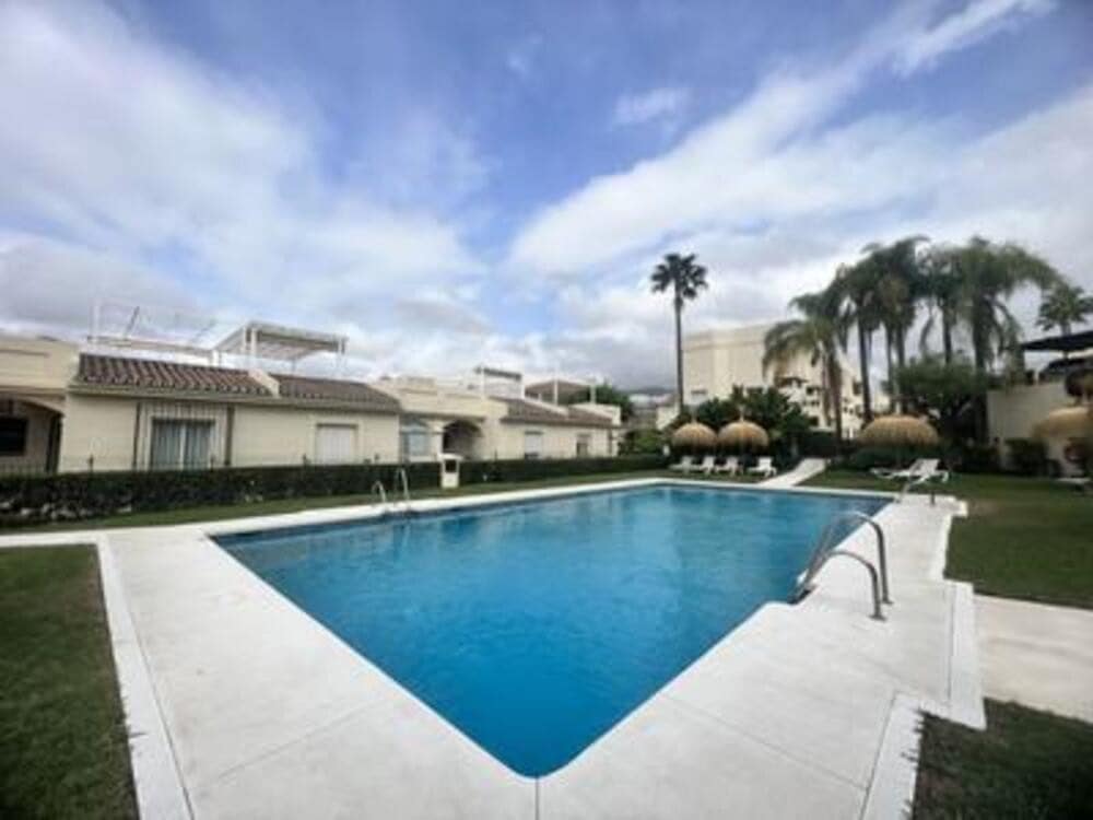 2 slaapkamer Penthouse te huur in La Quinta met zwembad garage - € 3.000 (Ref: 9126483)