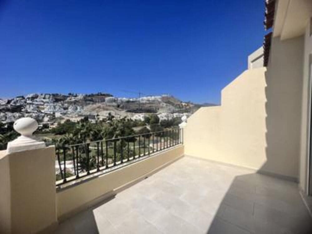 2 slaapkamer Penthouse te huur in La Quinta met zwembad garage - € 3.000 (Ref: 9126483)