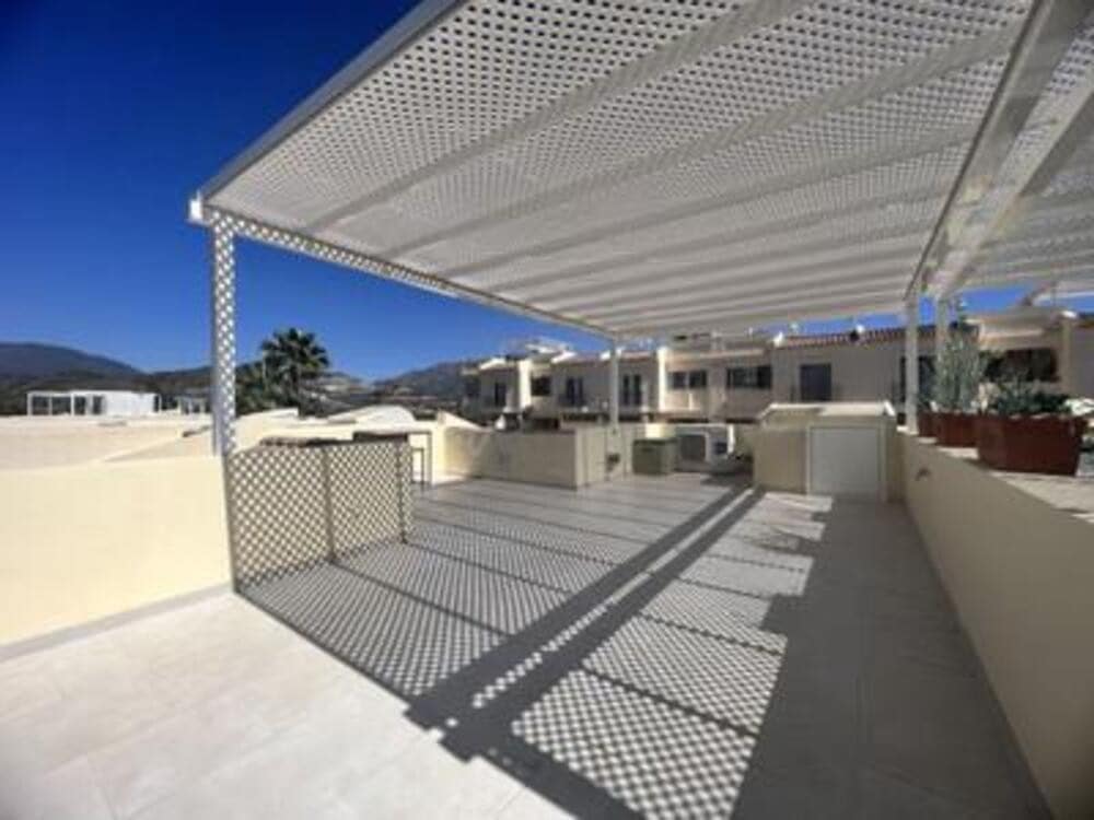 2 slaapkamer Penthouse te huur in La Quinta met zwembad garage - € 3.000 (Ref: 9126483)