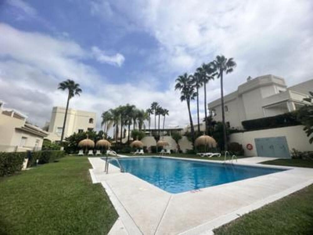 2 slaapkamer Penthouse te huur in La Quinta met zwembad garage - € 3.000 (Ref: 9126483)