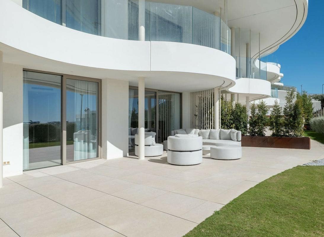 Apartamento de 2 habitaciones en La Quinta en alquiler con piscina garaje - 4.850 € (Ref: 9129436)