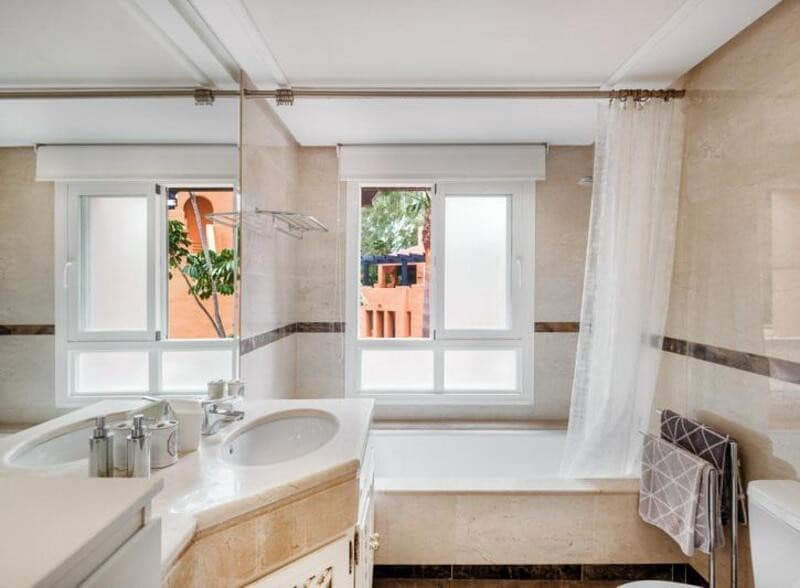 3 soveværelse Lejlighed til leje i Marbella med swimmingpool garage - € 3.500 (Ref: 9129438)