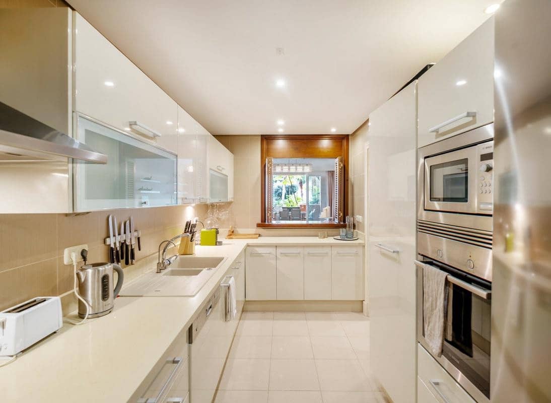 3 soveværelse Lejlighed til leje i Marbella med swimmingpool garage - € 3.500 (Ref: 9129438)