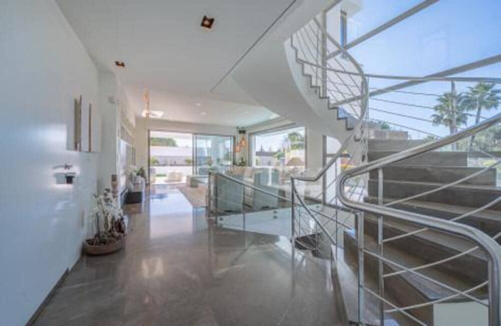 4 bedroom Villa for sale in Marbella with pool garage - € 2,450,000 (Ref: 9132057)