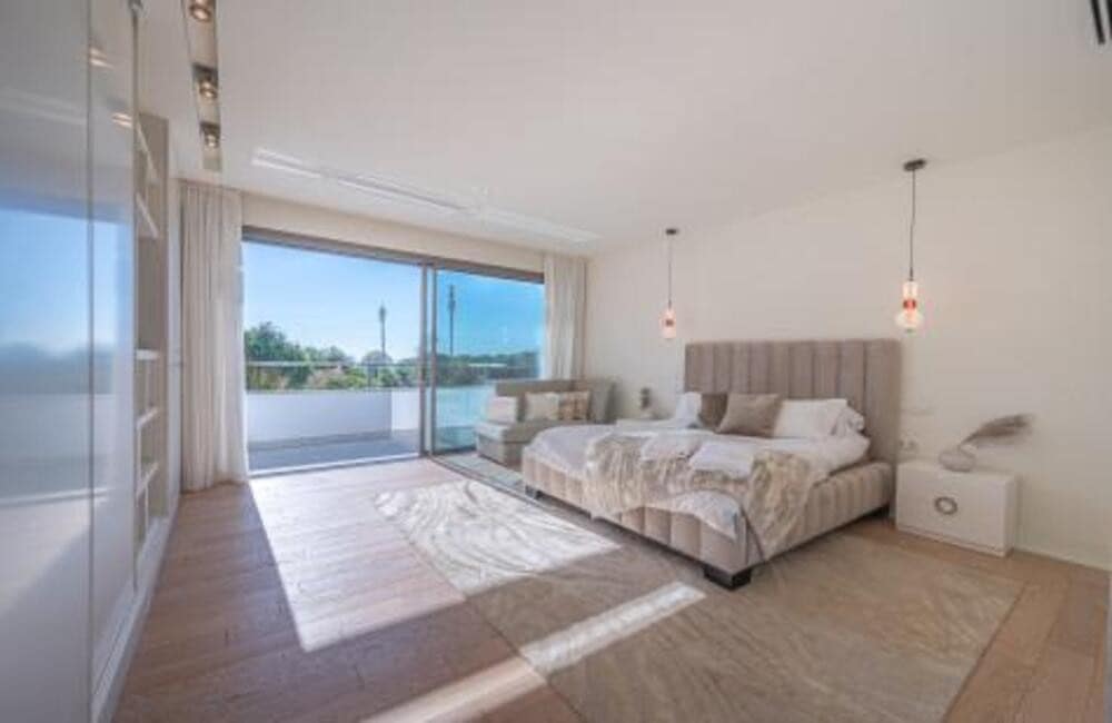 4 bedroom Villa for sale in Marbella with pool garage - € 2,450,000 (Ref: 9132057)