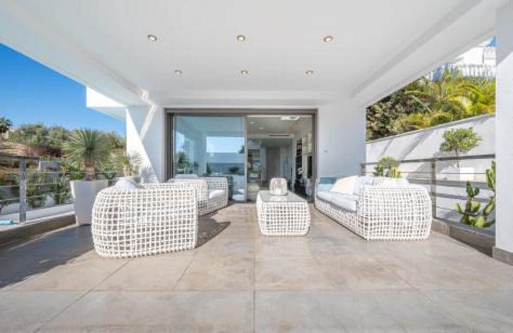 4 bedroom Villa for sale in Marbella with pool garage - € 2,450,000 (Ref: 9132057)