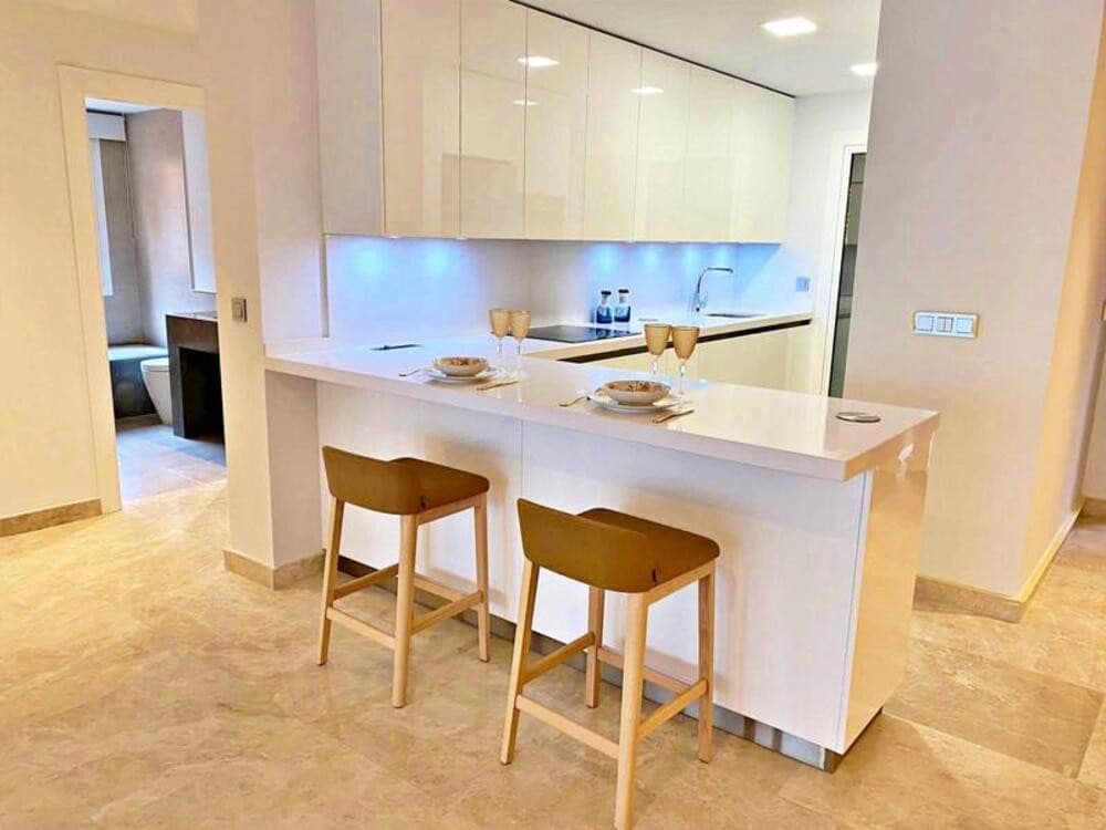 2 soveværelse Penthouse til leje i Marbella med swimmingpool garage - € 3.750 (Ref: 9159235)