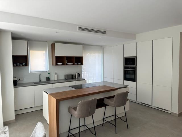 3 soveværelse Lejlighed til leje i Puerto Banus, Marbella med swimmingpool garage - € 5.000 (Ref: 9159236)