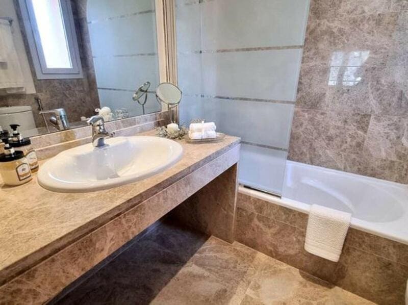 3 soveværelse Semi-Rækkehus til leje i Marbella med swimmingpool garage - € 3.800 (Ref: 9160758)