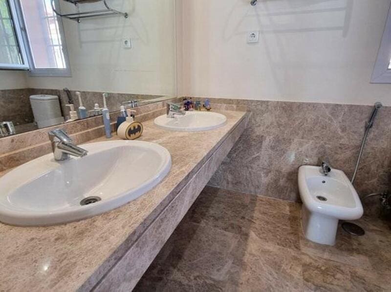 3 soveværelse Semi-Rækkehus til leje i Marbella med swimmingpool garage - € 3.800 (Ref: 9160758)