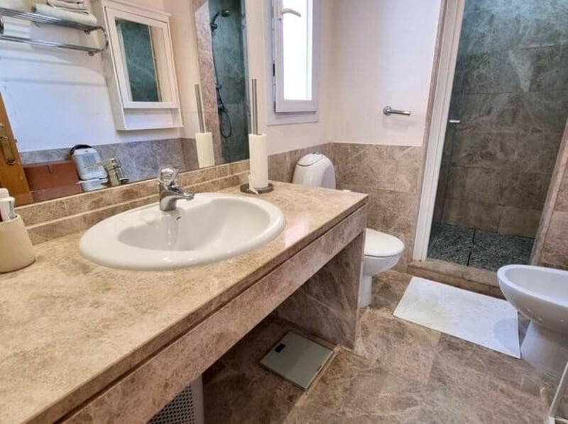 3 soveværelse Semi-Rækkehus til leje i Marbella med swimmingpool garage - € 3.800 (Ref: 9160758)