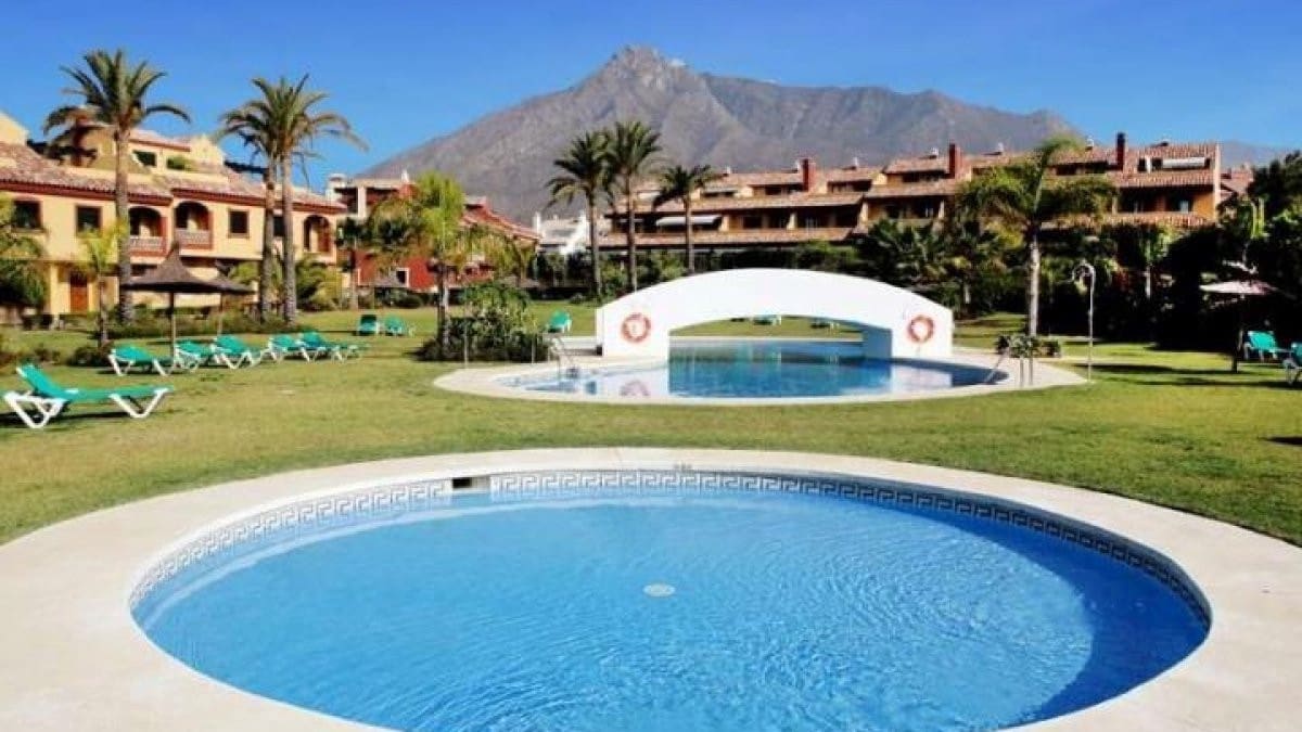 4 soveværelse Byhus til leje i Marbella med swimmingpool garage - € 5.000 (Ref: 9163367)