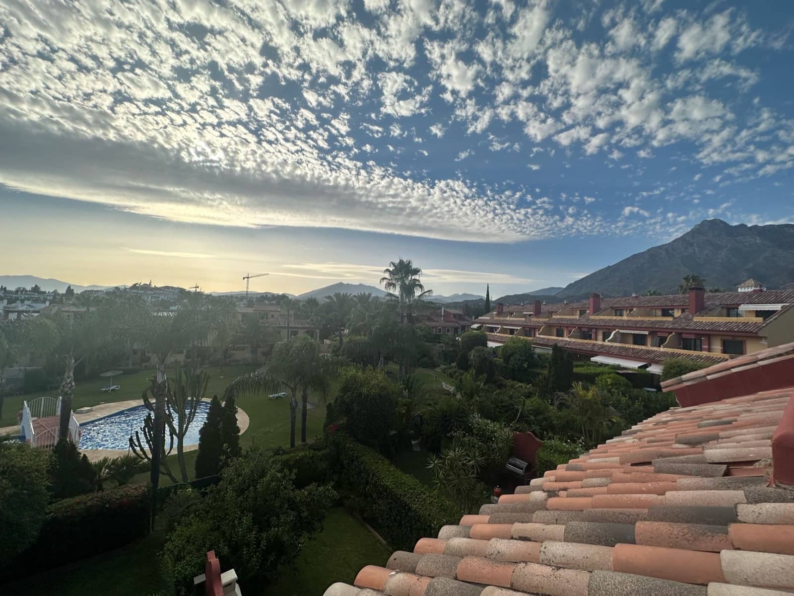 4 soveværelse Byhus til leje i Marbella med swimmingpool garage - € 5.000 (Ref: 9163367)